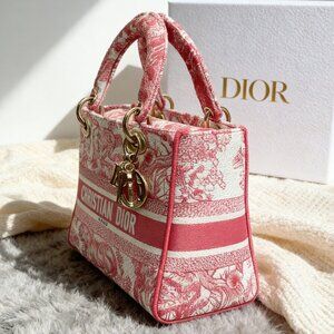 The Dior Saddle Medium Bag is an iconic reimagining of Christian Dior’s legendar